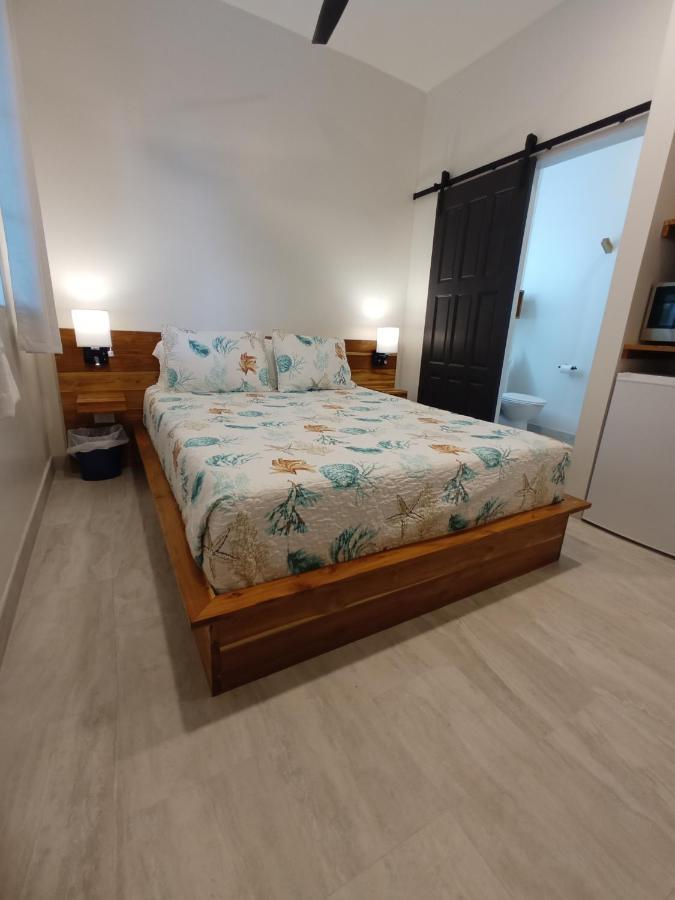 The Sea Glass Inn Placencia エクステリア 写真