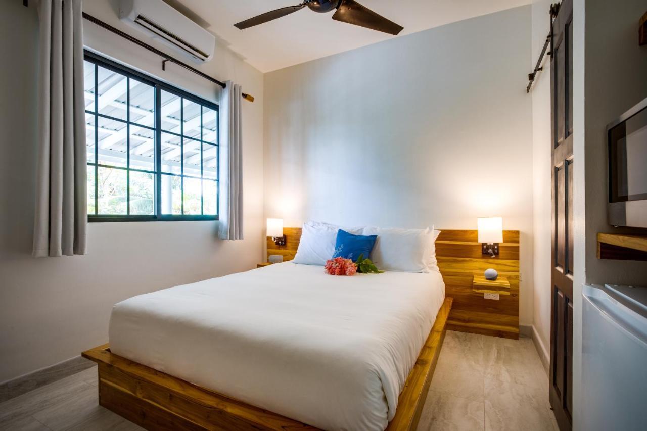 The Sea Glass Inn Placencia エクステリア 写真