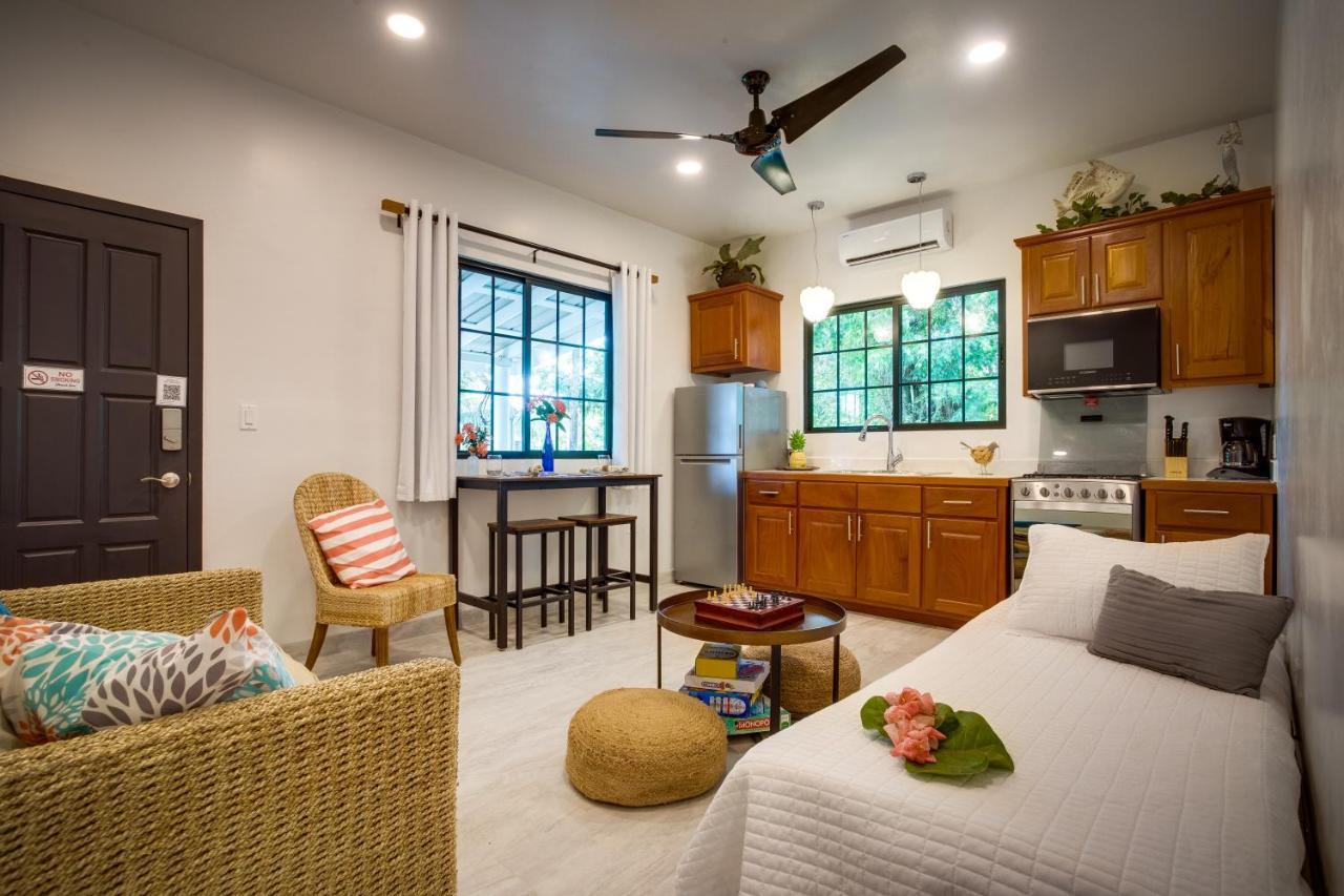 The Sea Glass Inn Placencia エクステリア 写真
